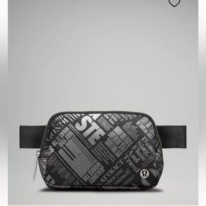 Everywhere Belt Bag 1L - Manifesto Print